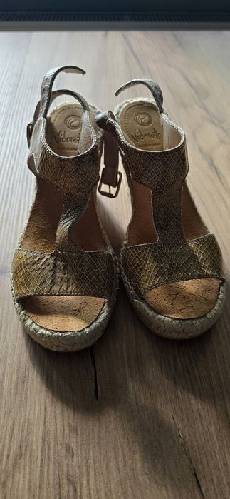 Sandałki na koturnie rozm. 35