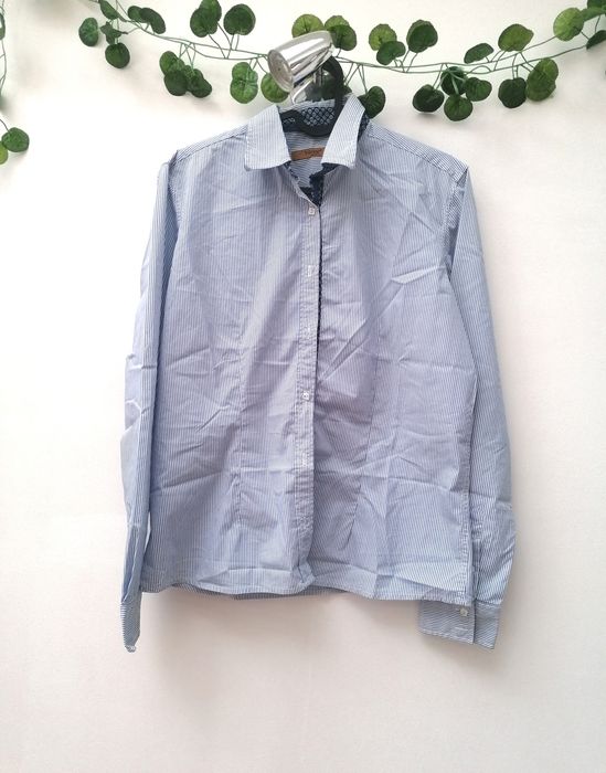 Camisa azul às Riscas