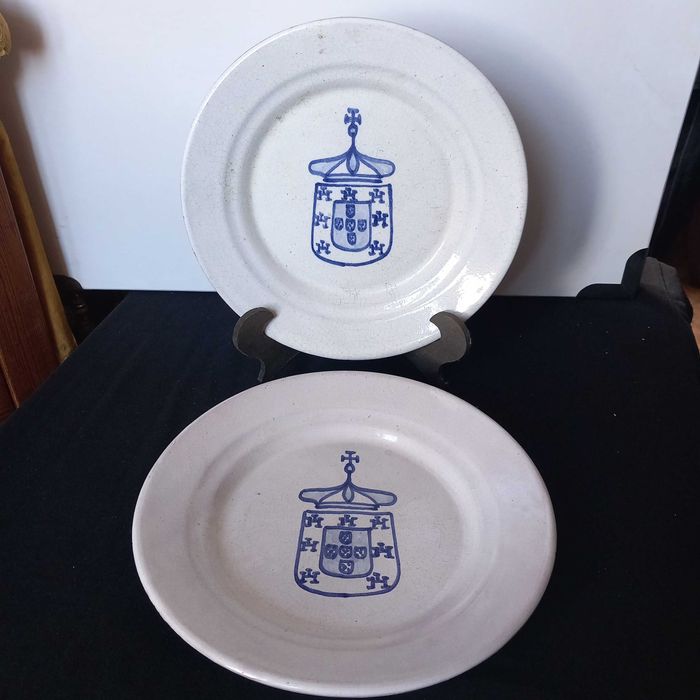 Par de pratos com brasão