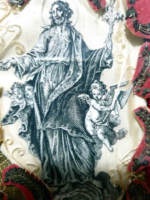 Impressionado antigo registo com bordados à fio de prata