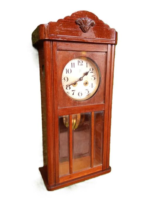 Relógio de parede antigo a funcionar, com chave