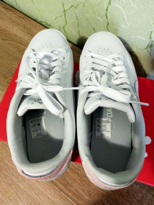 Продаються жіночі шкіряні кросівки PUMA.
