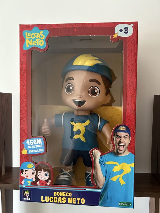 Boneco de 45 centímetros de altura do Luccas Neto