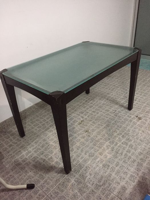 Mesa Jantar com tampo em vidro temperado.