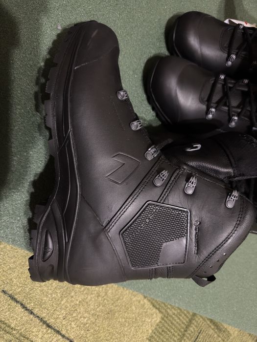 Берцы бундесфер две пары,каска,зимние бахилы,наколенники.