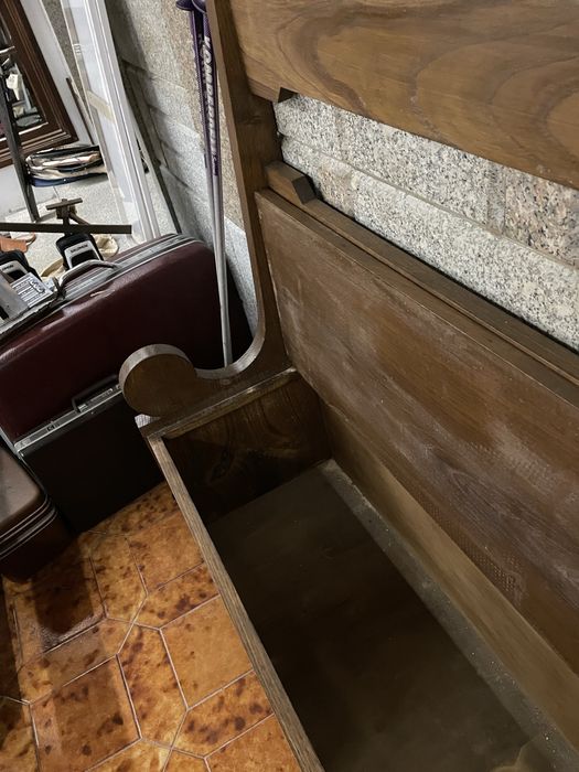 Banco corrido em madeira maciça