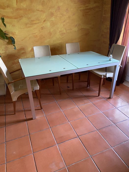 Cadeiras e mesa de jantar (para desocupar)