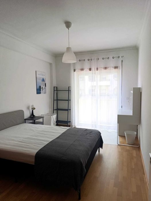 Quarto em apartamento mobilado e equipado