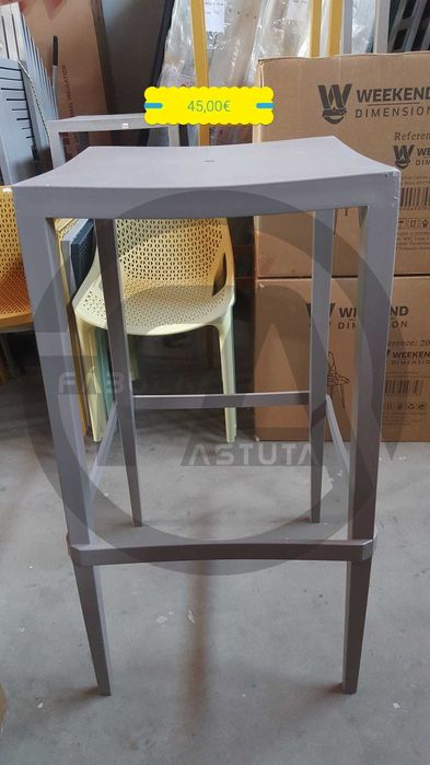 Bancos e mesas altas de exterior