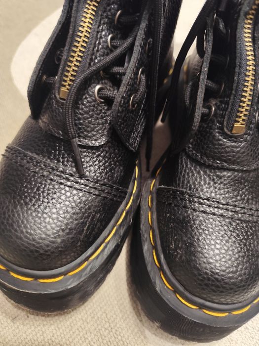 Dr. Martens Sinclair Milled Nappa Leather Platform – Czarne glany na platformie z zamkiem