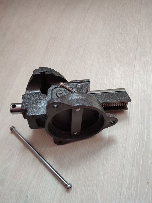 Тиски слесарные поворотные 100 мм INTERTOOL HT 0081