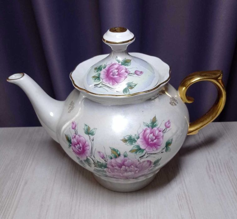 Чайник фарфоровый большой.