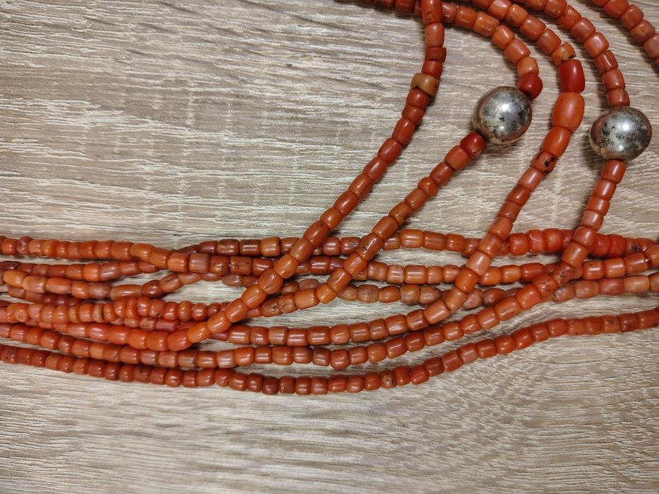 Старовинні коралові буси