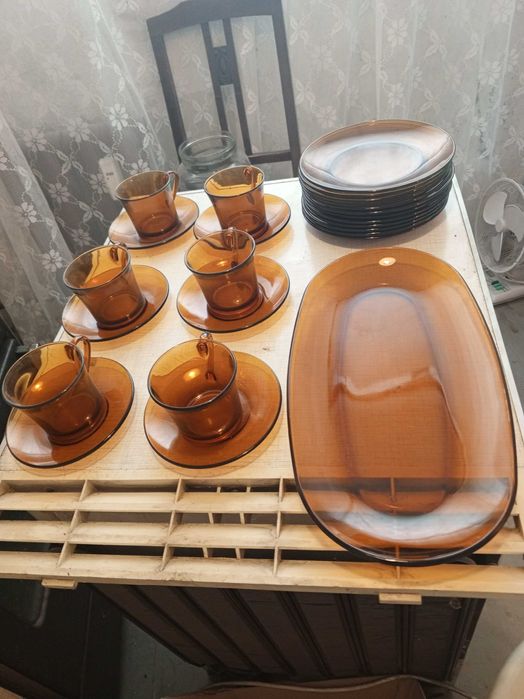 Komplet filiżanek i talerzy i półmisek arcoroc bursztynowy prl