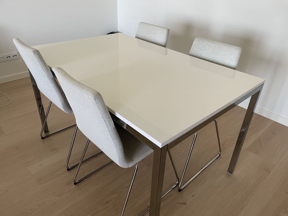 Conjunto Mesa IKEA TORSBY + 4 Cadeiras LILLÅNÄS | Branco Brilhante e Cromado | Estilo Moderno