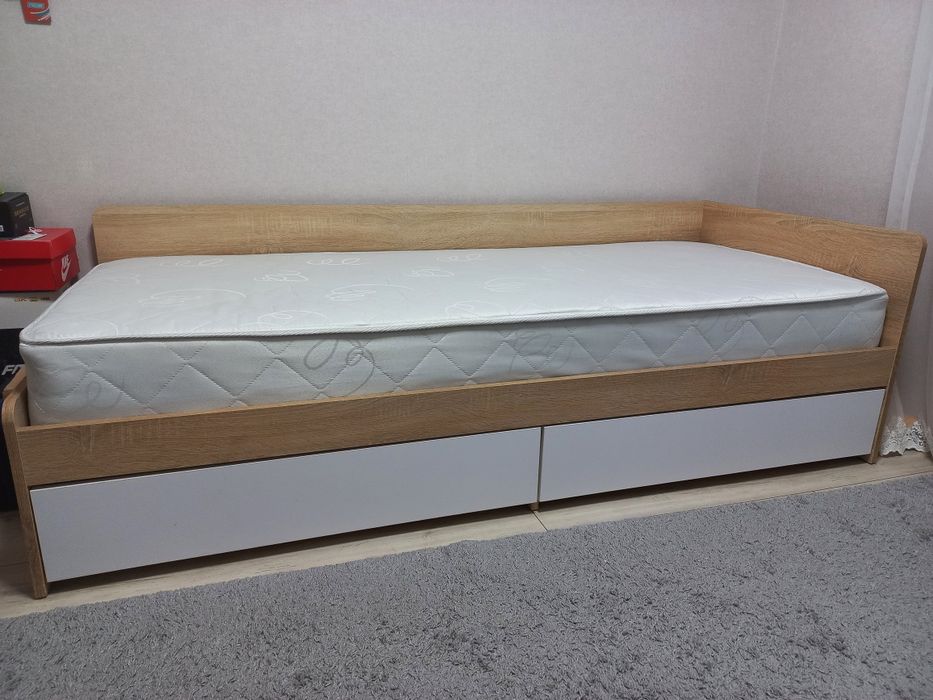 Продам односпальне ліжко з матрацом