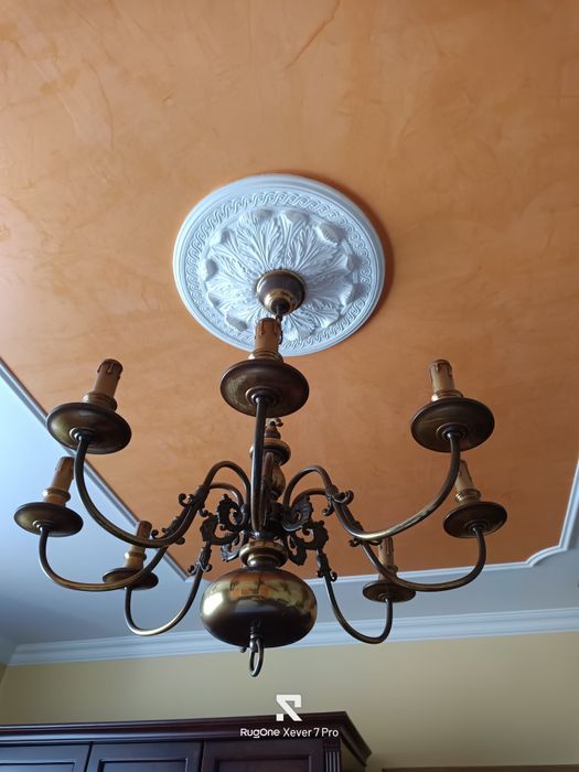 Duży żyrandor mosiężny ośmioramienny