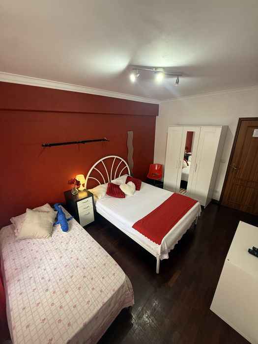 Quarto mobiliado em Massamá 2 camas