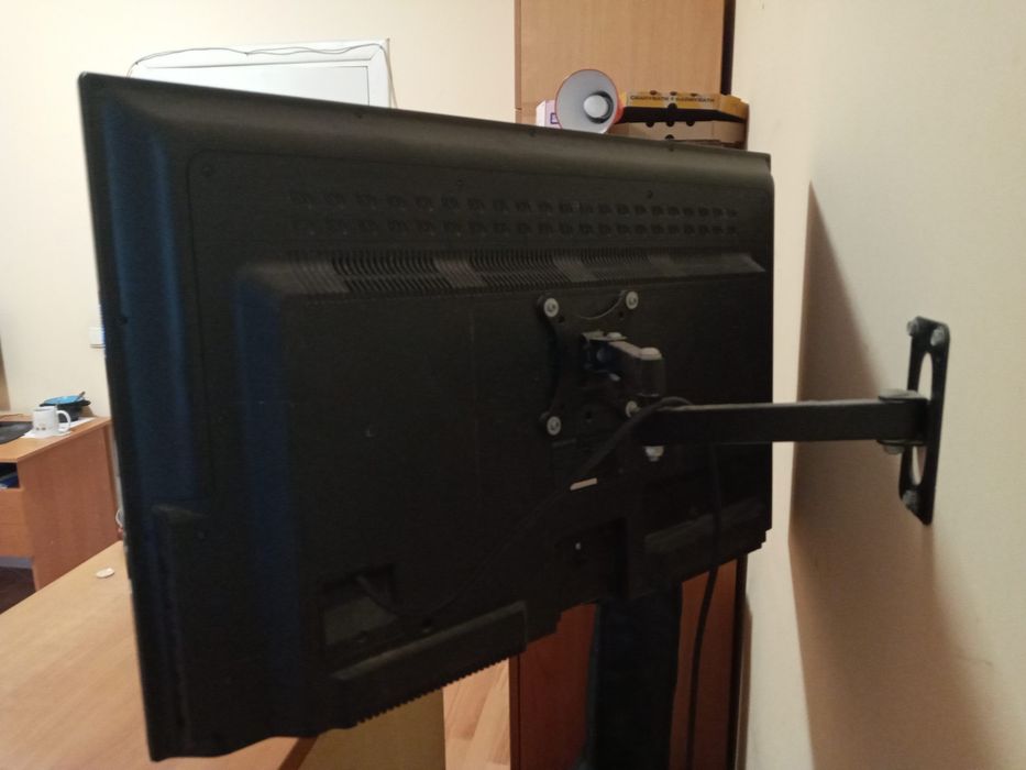 Телевизор Bravis 32" + крепление