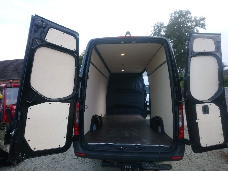 Mercedes Sprinter 907 - Profesjonalna zabudowa przestrzeni ładunkowej