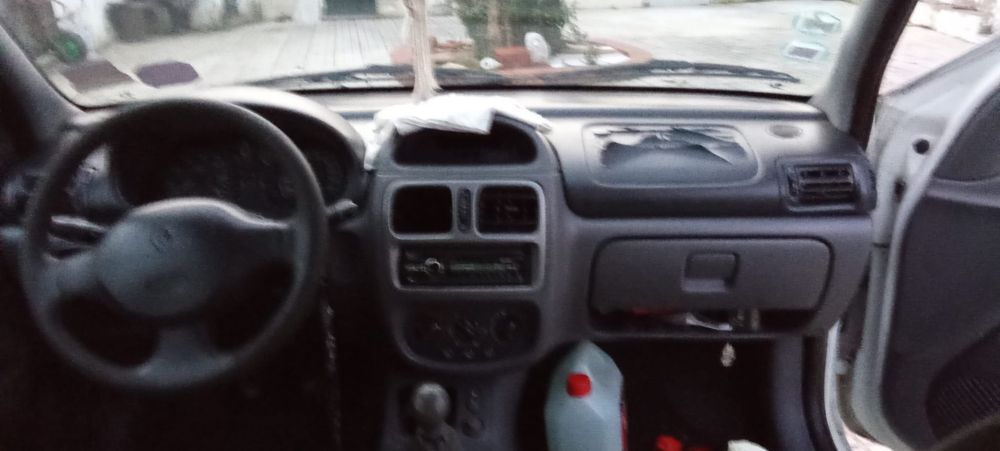 Renault Clio 1.9, 2001 - Avariado