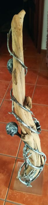 Escultura de madeira e aço