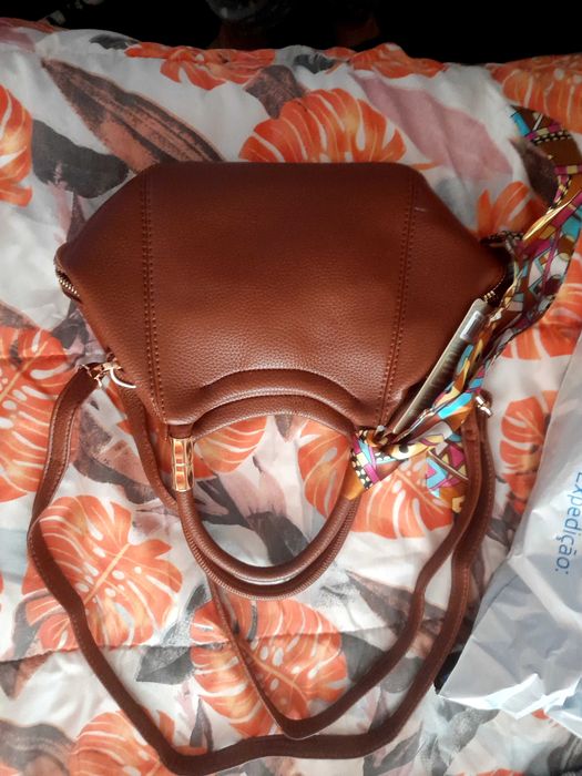 Mala pequena de mão e tiracolo