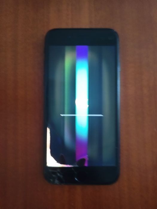 iPhone SE com a tela partida (reservado)