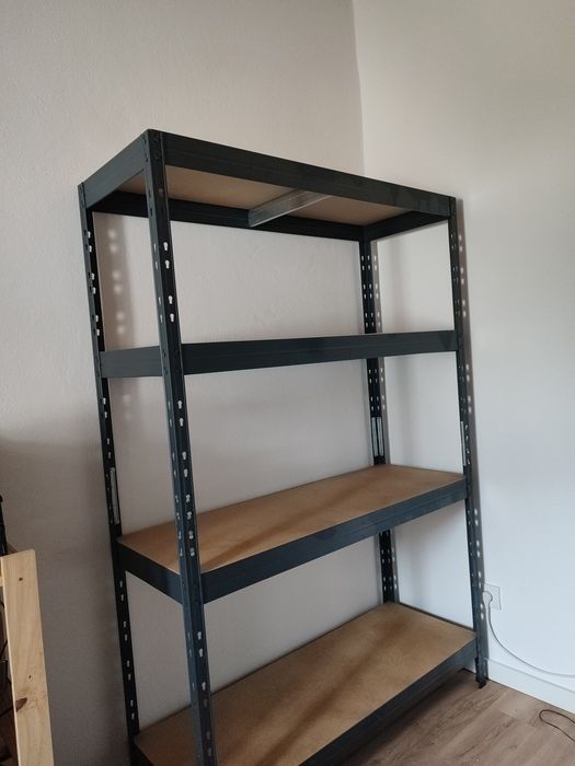 Estante metálica cinzenta