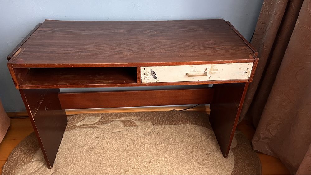 Стіл , парта для навчання