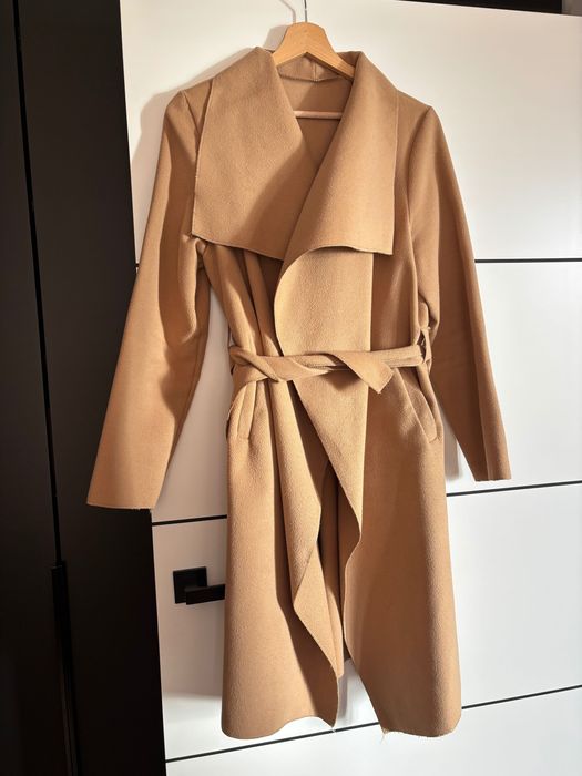 Brązowy płaszczyk z paskiem