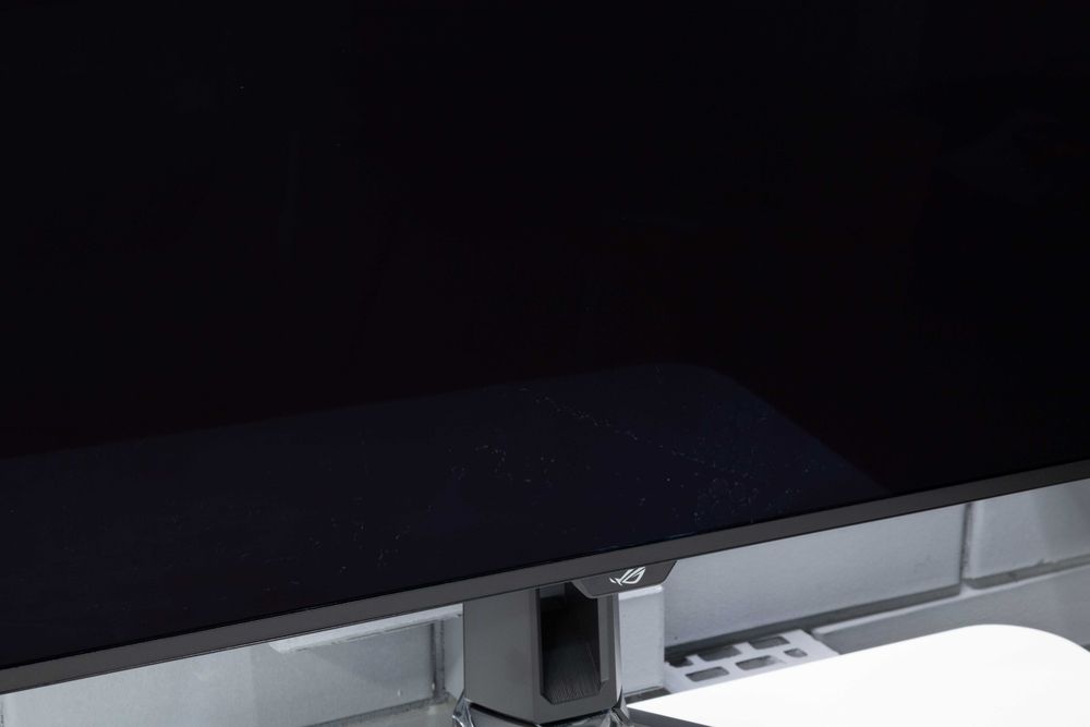 Монітор ASUS ROG Swift OLED PG32UCDMR з нюансом у антибліковому покритті
