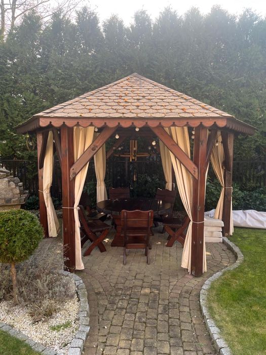 Altana ogrodowa, stół, krzesła i dodatki