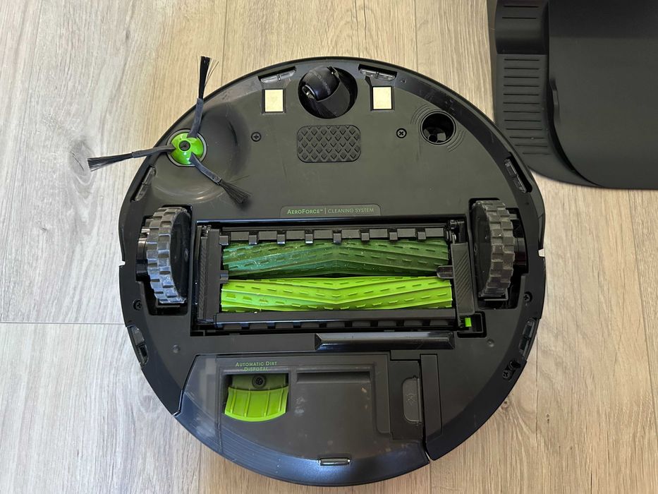 iRobot Roomba® j7+ com esvaziamento automático e ligação Wi-Fi