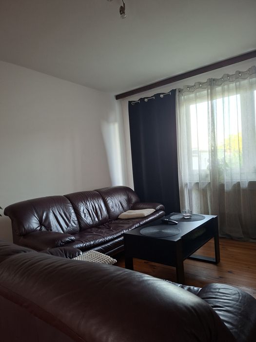 Stół szklany, 6 krzese,,witrynał, dwie kanapy ze skóry