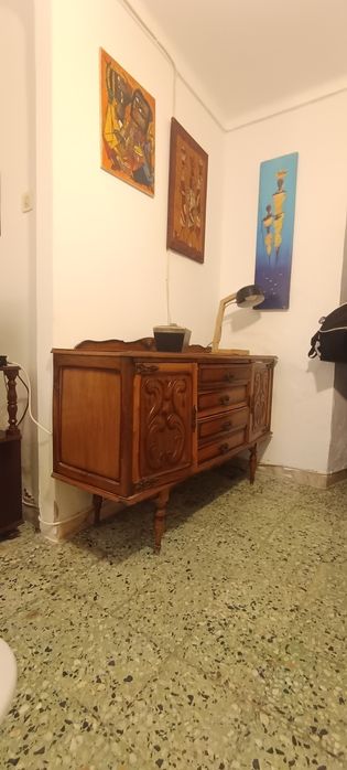 Cristaleira e móvel antigos