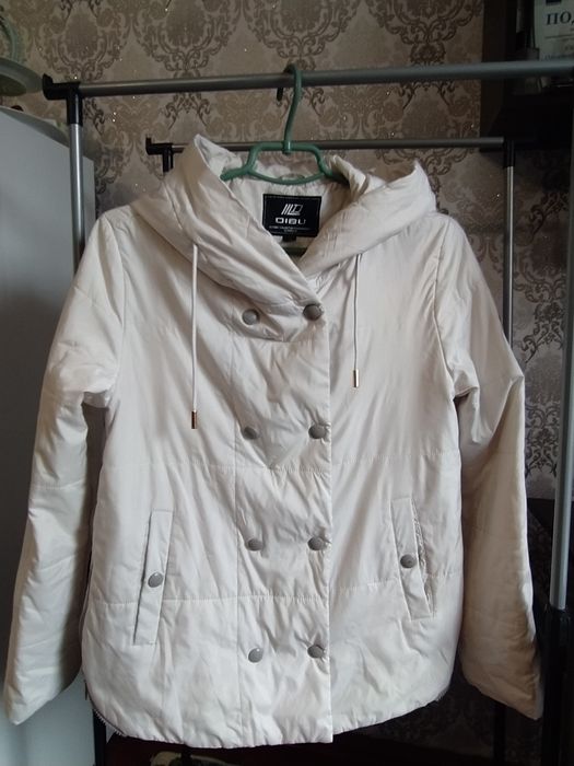 Белая женская куртка