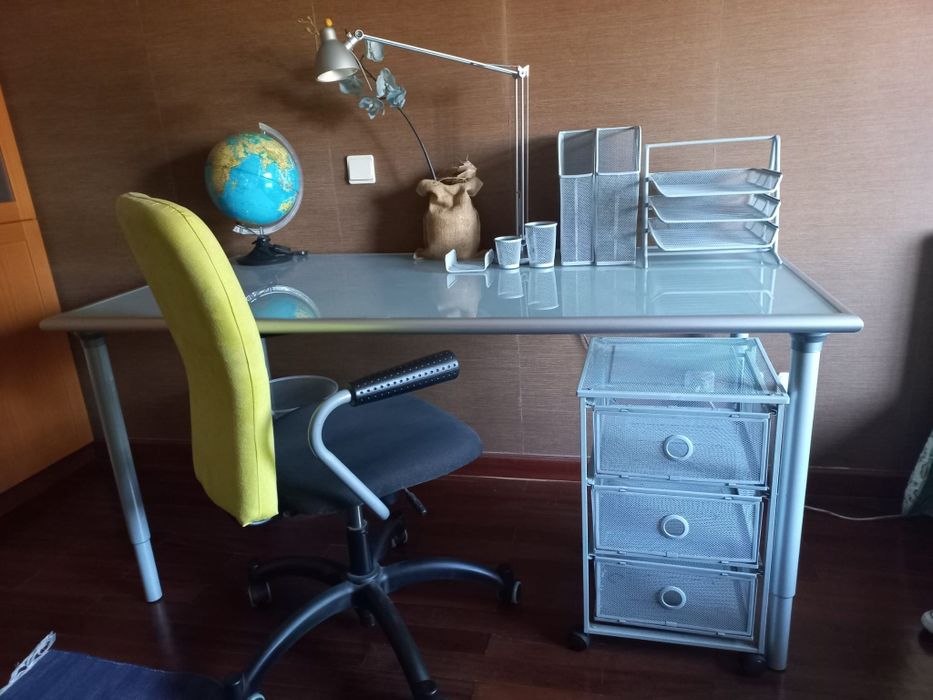 Secretária com tampo de vidro, bloco de gavetas e Cadeira Ikea