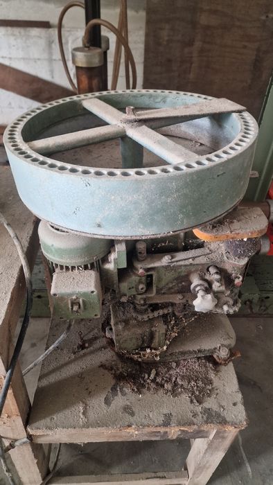 Maquina para fazer cavilhas e cortar