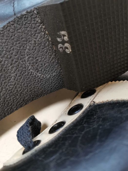 Продам лыжные ботинки и лыжные палки.