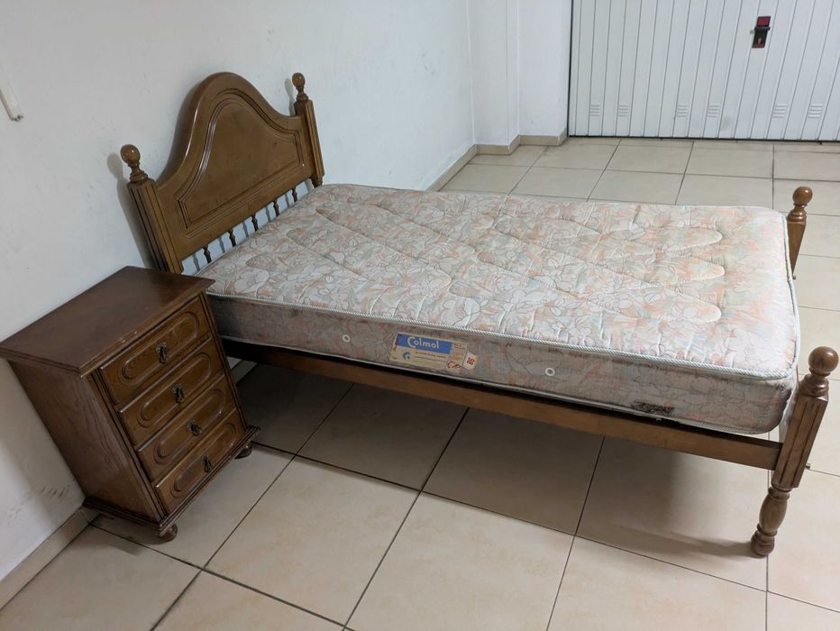 Cama de solteiro em madeira + mesa de cabeceira + estrado