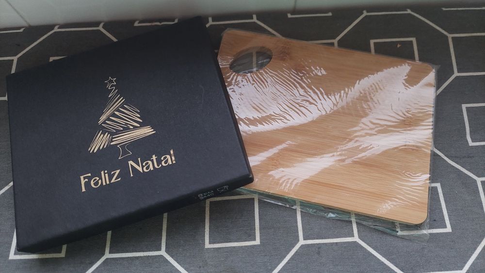 Conjunto de facas para queijo  e uma tábua de corte