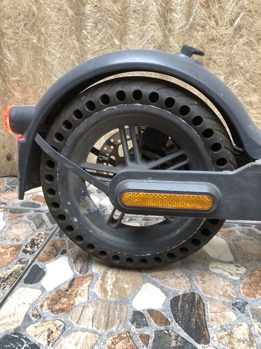 Продам самокат Xiaomi Mi Electric Scooter Essential