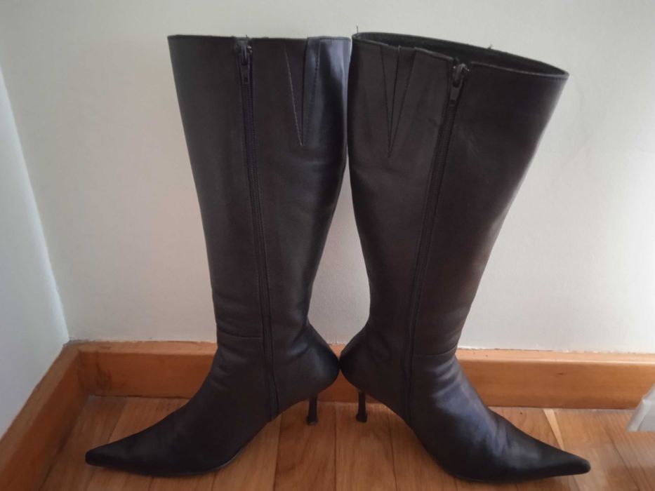 Botas em Pele Preta Cano Alto Nº 37