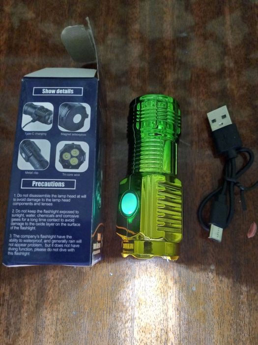 Продам міні ліхтарик на акумуляторі.