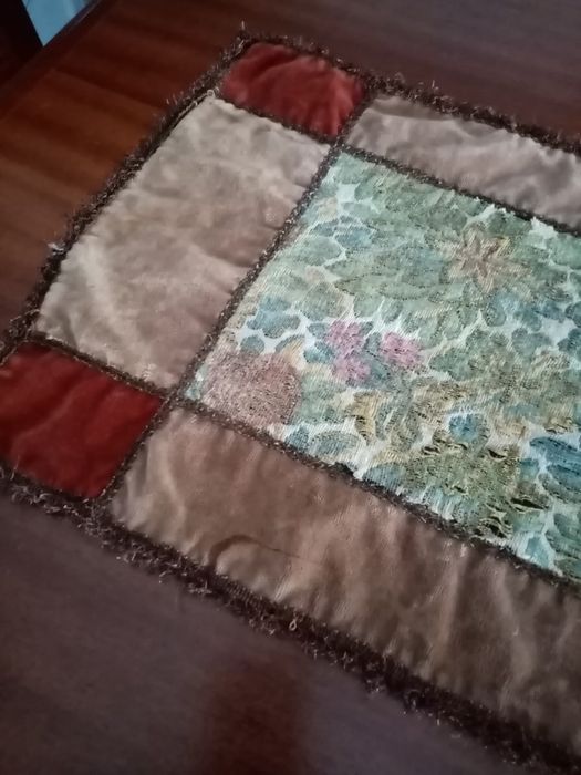 Naperons muito antigos em tecido nobre