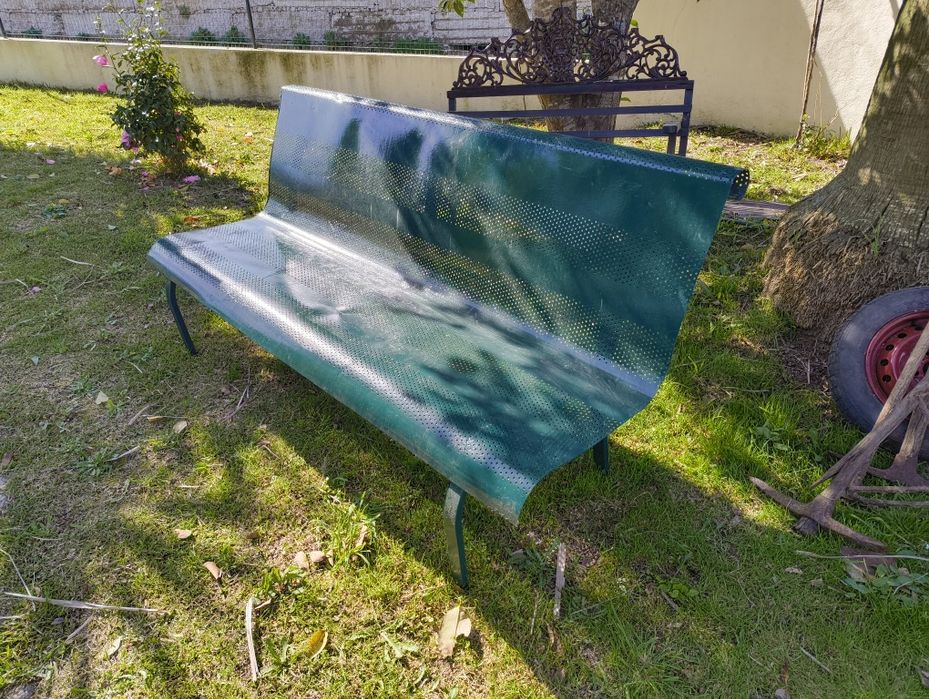 Banco em ferro verde