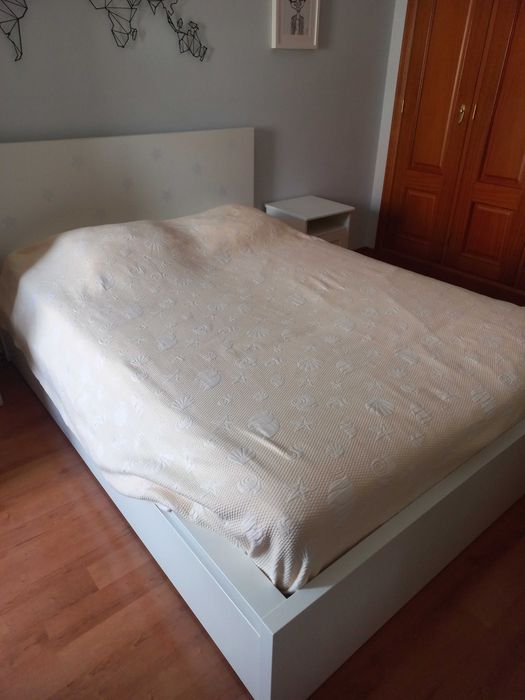 Cama casal + estrado+ colchão + mesa de cabeceira