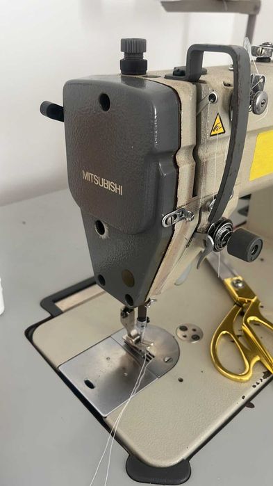 máquina de costura industrial