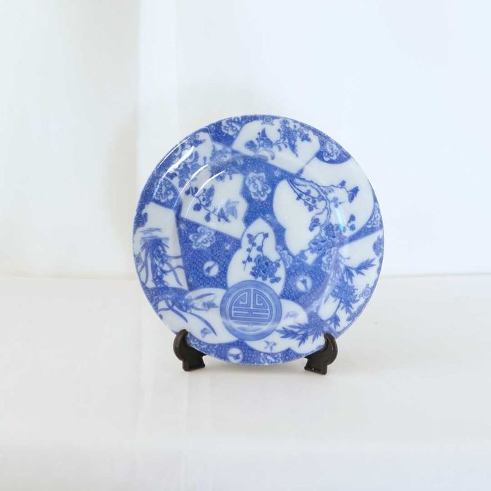 Dois pratos em porcelana oriental com decoração Imari